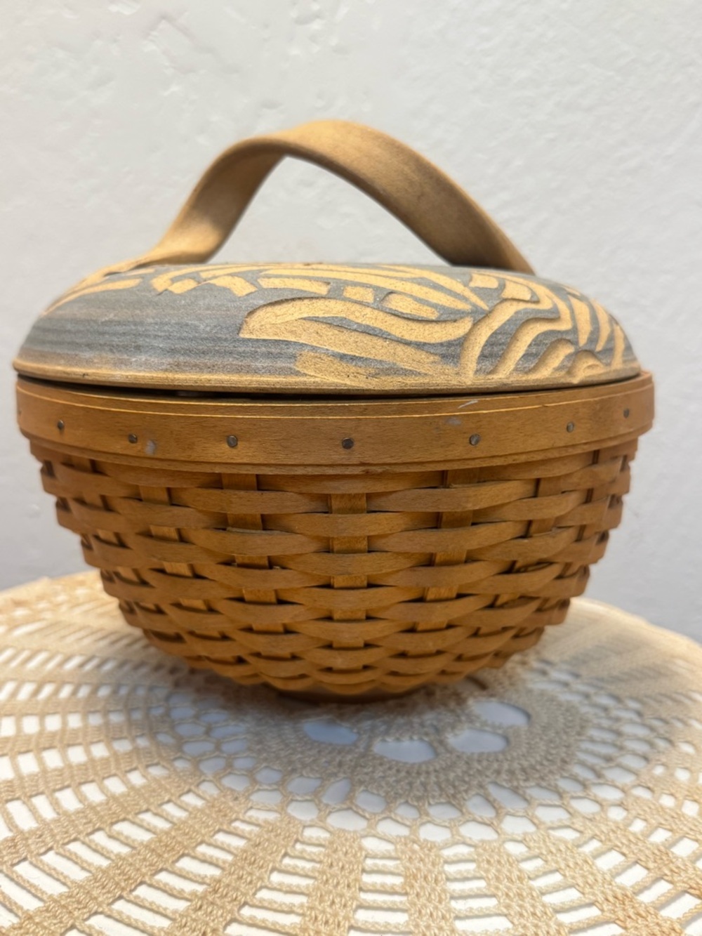 AMERICAN BRAND LONGABERGER HAND WOVEN BASKET WITH CERAMIC LID